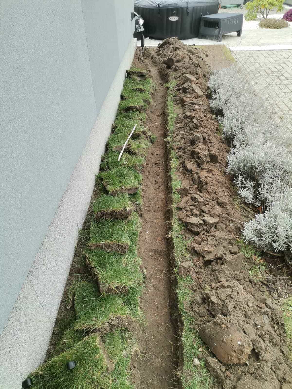 Výkop podél základů domu