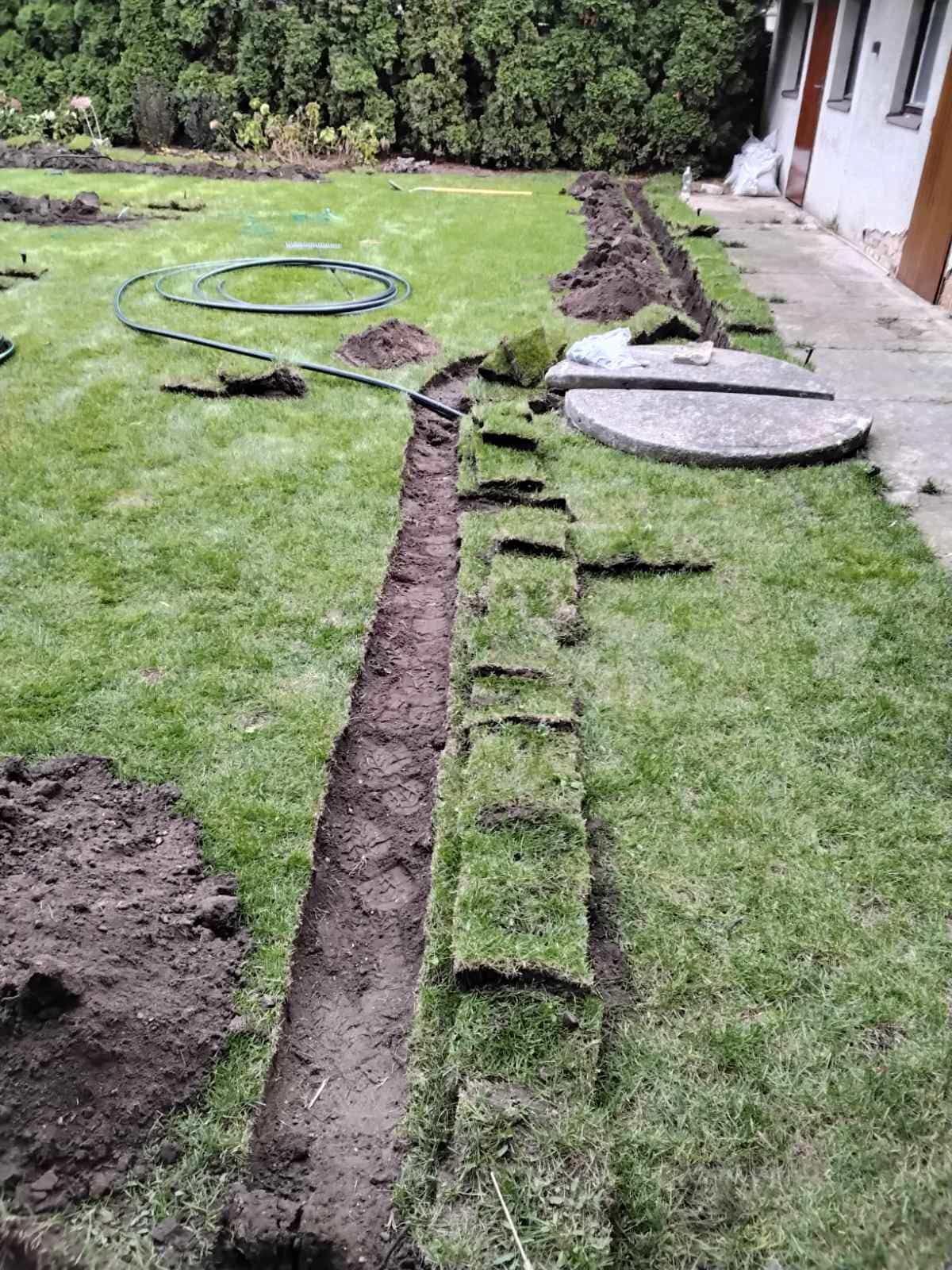 Výkop rozvodů přes trávník